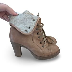 Tan Lace-Up Heeled Ankle Boots – Size 8 – Cozy Lined